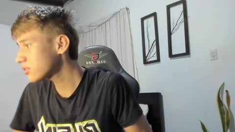 Snapshot of miguel_hz chatting on February 2025 10:42:01 PM Miguel Hernandez online show from February 2025 10:42:01 PM