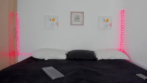 Mia Jones online show from December 2025 07:43:02 PM