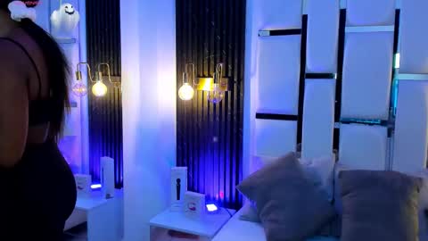 Miia Schwarz  online show from October 2025 10:01:01 PM