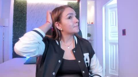 Miia 3 online show from October 2025 11:52:02 AM