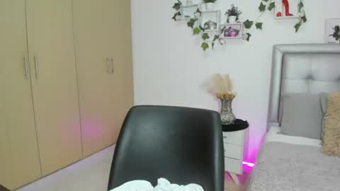 miiaa_k online show from June 2026 11:25:01 AM