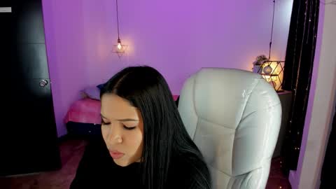miiss_greyy online show from October 2025 12:05:01 PM