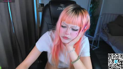 Snapshot of mika_vatashi chatting on May 2026 08:33:02 AM Mika online show from May 2026 08:33:02 AM