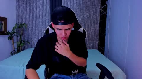 Mike 0233 online show from October 2025 04:33:01 AM