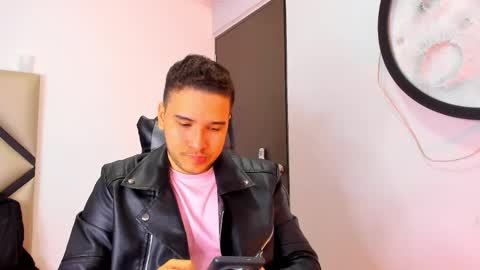 Snapshot of mike_256 chatting on November 2025 11:43:01 AM Mike online show from November 2025 11:43:01 AM