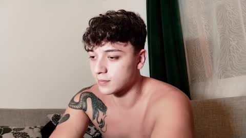 Snapshot of mikelaur chatting on October 2025 07:45:02 PM MikeLaur online show from October 2025 07:45:02 PM