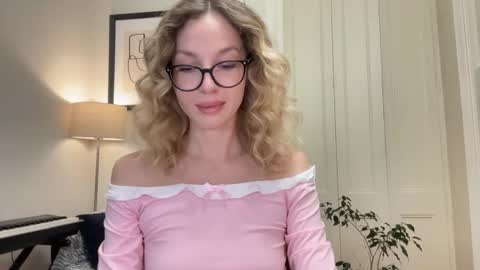 Mila online show from October 2025 04:08:01 PM