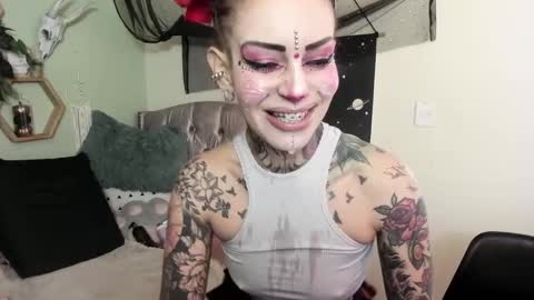 Isabella online show from November 2025 01:11:01 PM