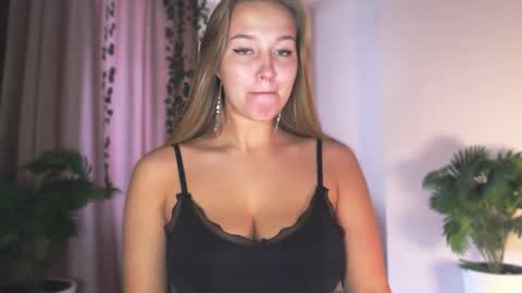 milk_bunny_ online show from December 2025 07:59:01 AM