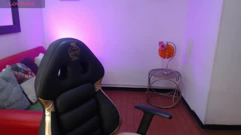 milly_1_ online show from May 2026 06:02:02 PM