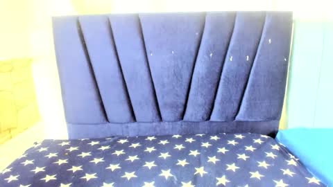 milu_18_ online show from October 2025 12:00:02 PM