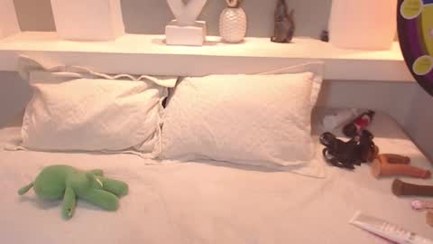 Milu Wallace  online show from October 2025 02:06:01 AM