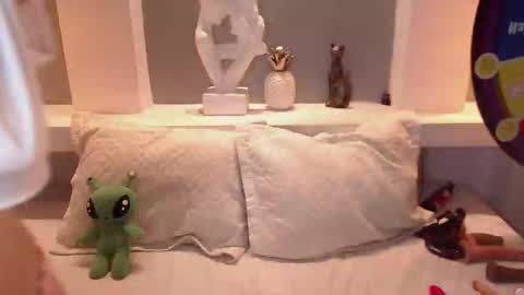 Milu Wallace  online show from October 2025 01:02:02 AM