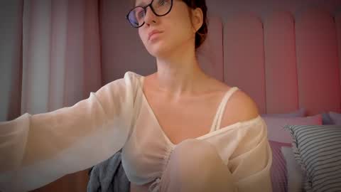Snapshot of mira_kraviz chatting on June 2026 09:39:02 AM Mira online show from June 2026 09:39:02 AM