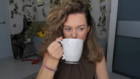 Emma online show from October 2025 08:20:01 PM