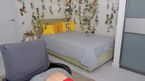 Emma online show from November 2025 06:21:01 PM