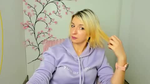 Mishelle online show from December 2025 12:12:01 PM