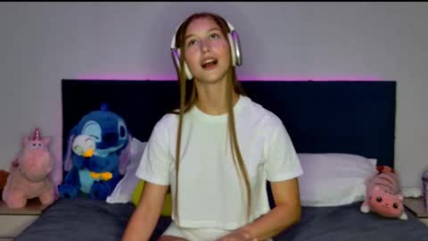 Snapshot of miss_emily_miller chatting on September 2025 06:24:02 PM Emily online show from September 2025 06:24:02 PM