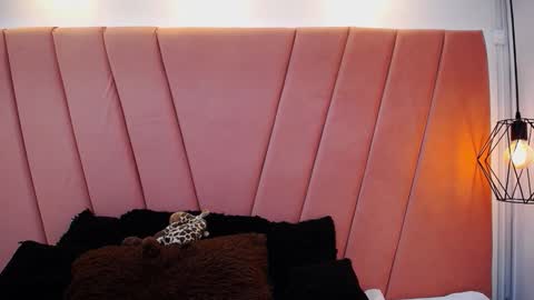 mia online show from October 2025 12:04:02 PM