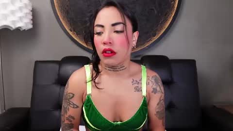 Snapshot of miss_vaiolette chatting on June 2026 11:07:01 AM Vaiolette online show from June 2026 11:07:01 AM