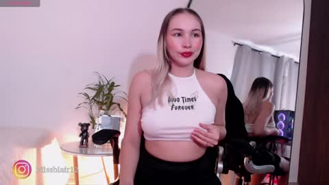 Snapshot of missblair12 chatting on December 2024 01:25:01 PM MissBlair online show from December 2024 01:25:01 PM