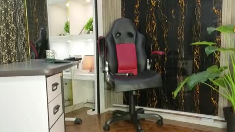 Snapshot of missescarleth chatting on November 2025 03:49:02 AM Escarlet online show from November 2025 03:49:02 AM