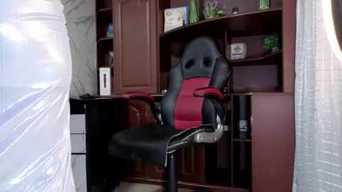 Snapshot of missescarleth chatting on November 2025 02:47:02 AM Escarlet online show from November 2025 02:47:02 AM