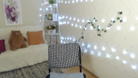 Snapshot of missmelons_ chatting on December 2024 04:03:01 PM Li  online show from December 2024 04:03:01 PM