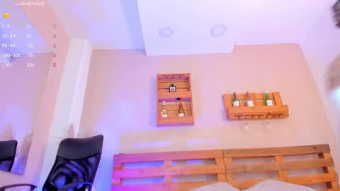 Mia  online show from October 2025 11:42:01 AM