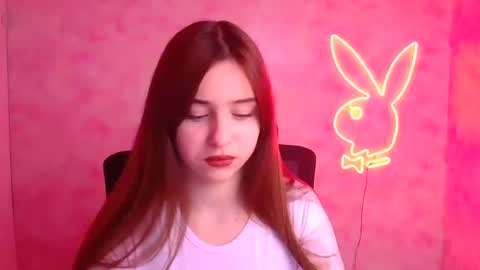 Mia online show from November 2025 06:39:01 PM