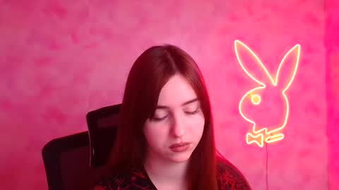 Mia online show from November 2025 07:07:02 PM