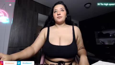 Snapshot of missmoonn chatting on June 2026 06:33:01 PM MissMoon online show from June 2026 06:33:01 PM