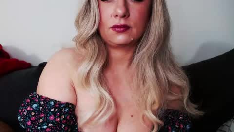 Snapshot of missqueen1416 chatting on March 2025 06:18:02 AM Missqueen1416 online show from March 2025 06:18:02 AM