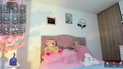 ... Independent model online show from February 2026 01:15:02 AM