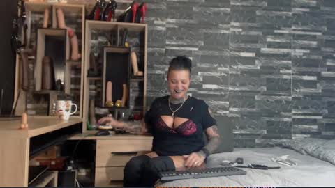 Snapshot of mistress_mirybossy chatting on December 2024 01:52:02 AM Mistress Mirybossy online show from December 2024 01:52:02 AM