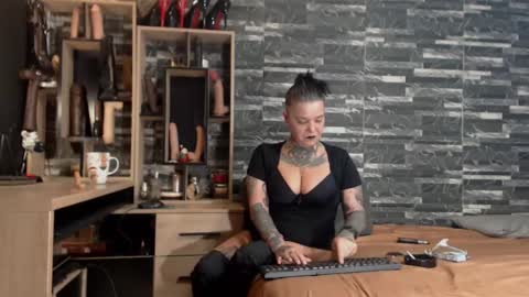 Snapshot of mistress_mirybossy chatting on January 2025 01:32:01 AM Mistress Mirybossy online show from January 2025 01:32:01 AM