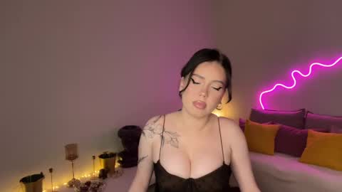 Mia online show from May 2026 07:09:02 PM