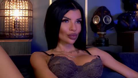 Elenia online show from October 2025 12:34:02 PM