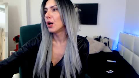 Snapshot of mistressevelyn_ chatting on December 2024 05:44:01 PM MistressEvelyn online show from December 2024 05:44:01 PM