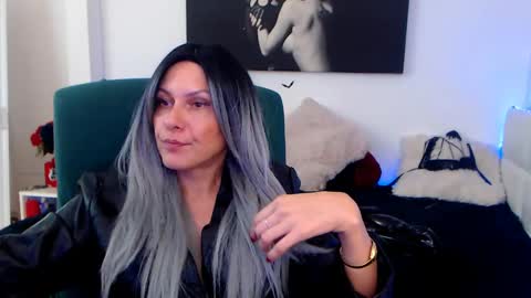 Snapshot of mistressevelyn_ chatting on December 2024 02:06:02 PM MistressEvelyn online show from December 2024 02:06:02 PM