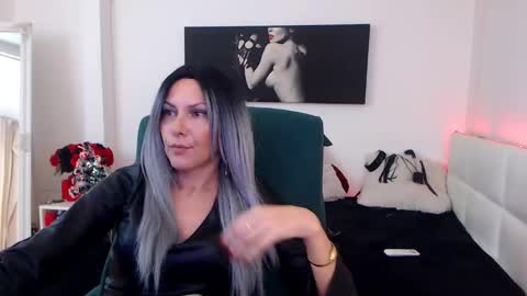 Snapshot of mistressevelyn_ chatting on December 2024 06:44:01 AM MistressEvelyn online show from December 2024 06:44:01 AM