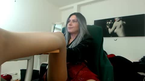 Snapshot of mistressevelyn_ chatting on December 2024 12:17:01 PM MistressEvelyn online show from December 2024 12:17:01 PM