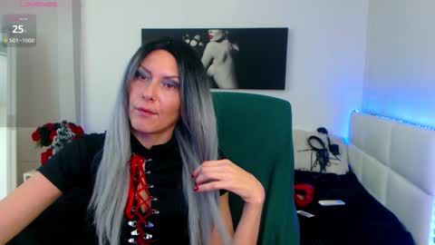 Snapshot of mistressevelyn_ chatting on December 2024 06:01:02 AM MistressEvelyn online show from December 2024 06:01:02 AM