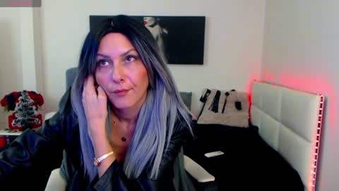 Snapshot of mistressevelyn_ chatting on December 2024 01:03:01 PM MistressEvelyn online show from December 2024 01:03:01 PM