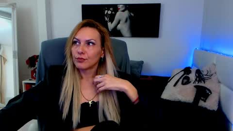 Snapshot of mistressevelyn_ chatting on January 2025 04:22:02 AM MistressEvelyn online show from January 2025 04:22:02 AM