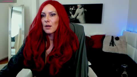 Snapshot of mistressevelyn_ chatting on January 2025 08:58:01 AM MistressEvelyn online show from January 2025 08:58:01 AM