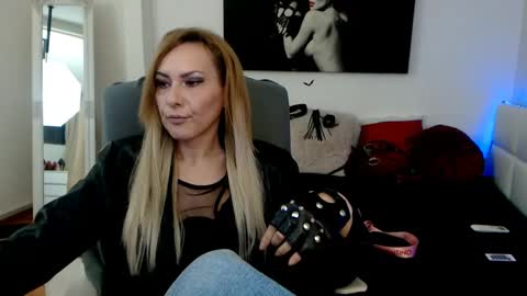 Snapshot of mistressevelyn_ chatting on January 2025 05:51:01 AM MistressEvelyn online show from January 2025 05:51:01 AM