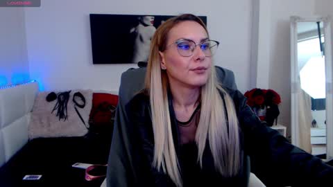 Snapshot of mistressevelyn_ chatting on January 2025 09:02:02 AM MistressEvelyn online show from January 2025 09:02:02 AM