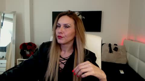 Snapshot of mistressevelyn_ chatting on January 2025 07:49:01 AM MistressEvelyn online show from January 2025 07:49:01 AM