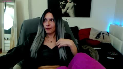 Snapshot of mistressevelyn_ chatting on January 2025 10:45:01 AM MistressEvelyn online show from January 2025 10:45:01 AM